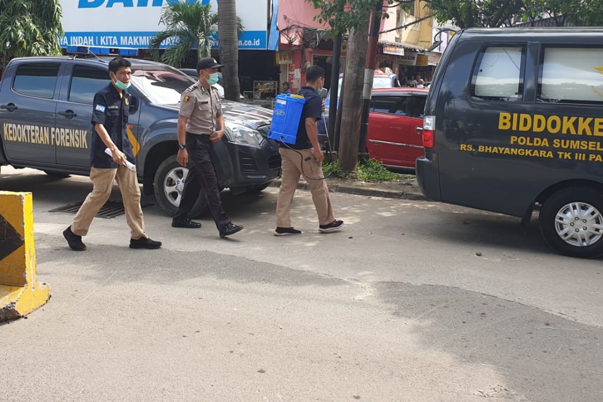 Cegah COVID-19, Polda Sumsel semprot rumah ibadah dengan disinfektan