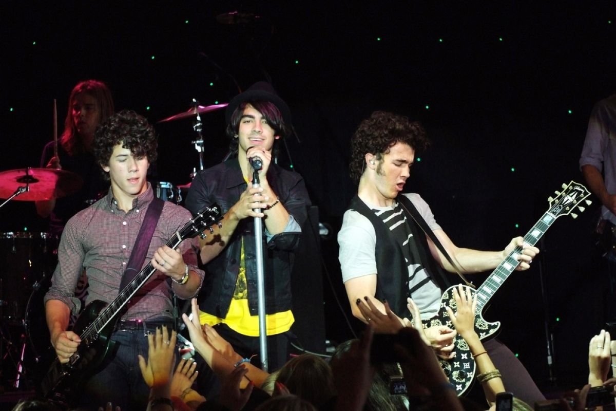 Jonas Brothers batalkan konser antisipasi COVID-19