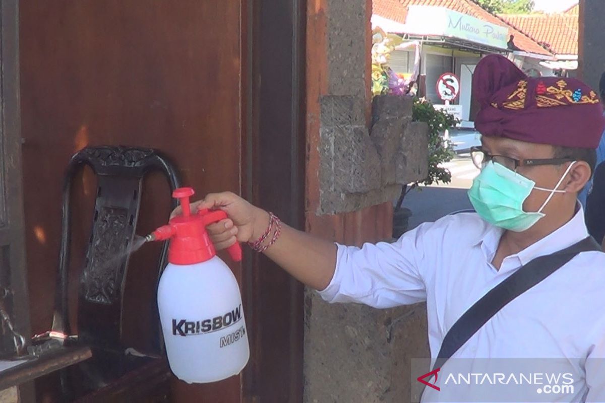 Pemkab Tabanan semprotkan desinfektan di Tanah Lot