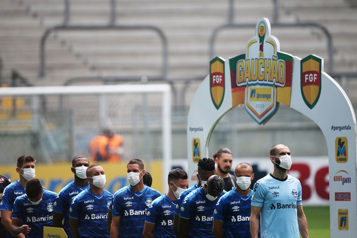 Skuat Gremio pakai masker sebagai protes liga digelar di tengah pandemi global COVID-19