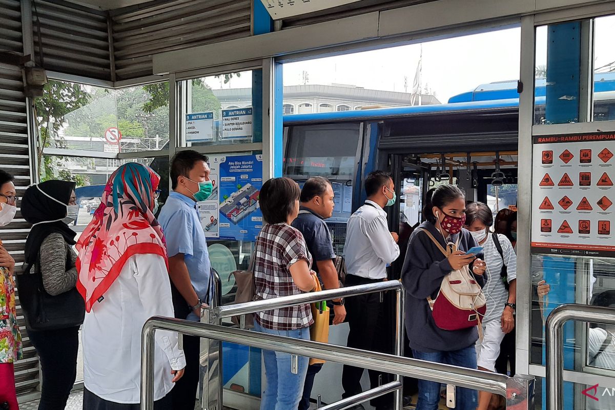 Terlihat normal, tidak ada antrean di Halte TransJakarta Pasar Baru