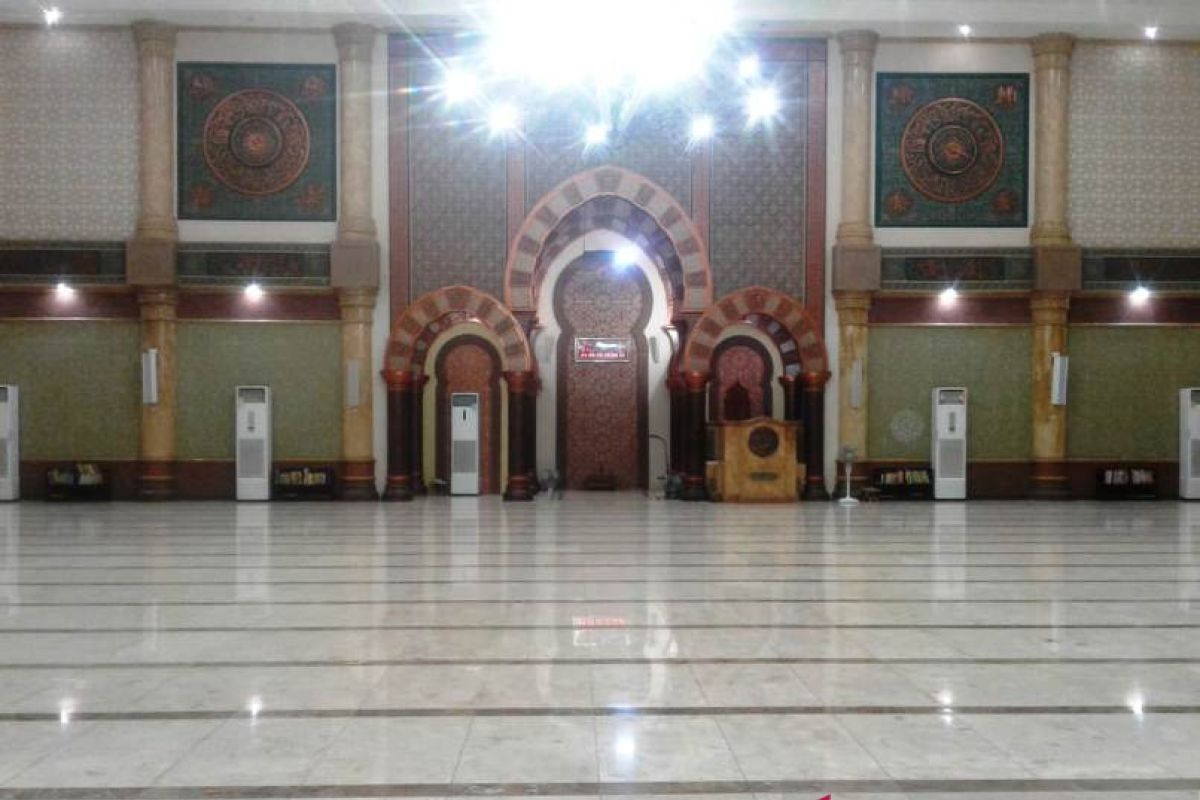 Masjid Agung Baitul Makmur Meulaboh gulung semua ambal cegah corona