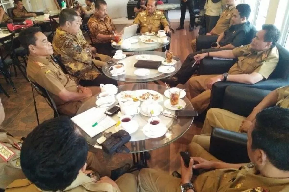 Bupati Luwu tegaskan bebas COVID-19 setelah cipika-cipiki Menhub