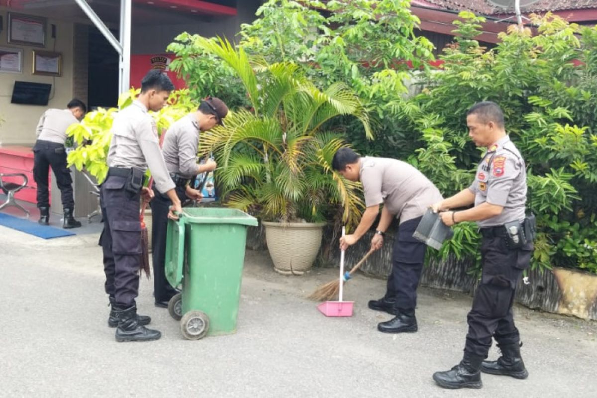 Polres Solok Kota bersih-bersih kantor dan asrama antisipasi virus corona