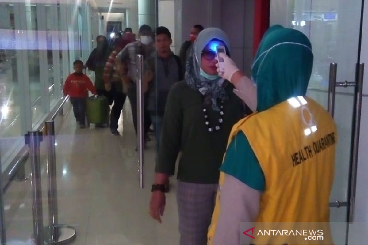 Semua penumpang di Bandara Djalaludin Gorontalo diukur suhu tubuhnya
