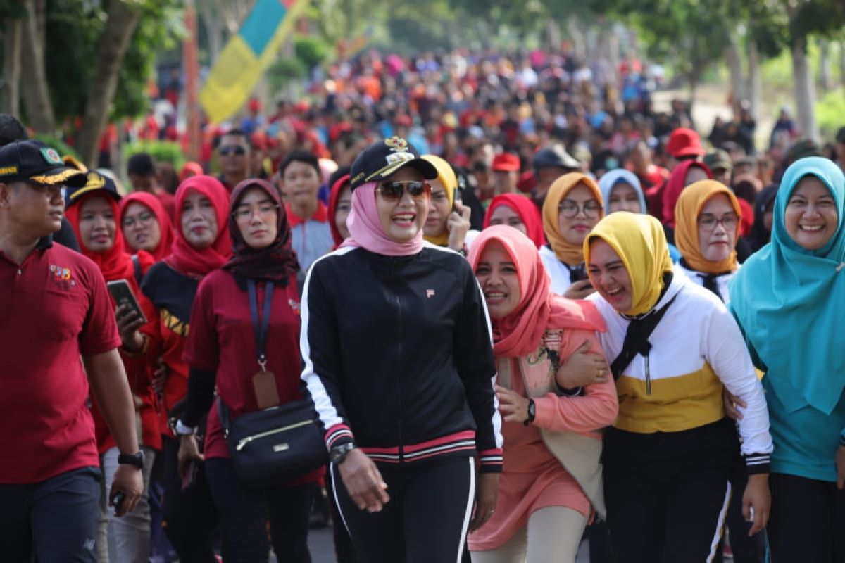 Bupati Tulang Bawang dampingi Kapolres Tulang Bawang lepas peserta jalan sehat