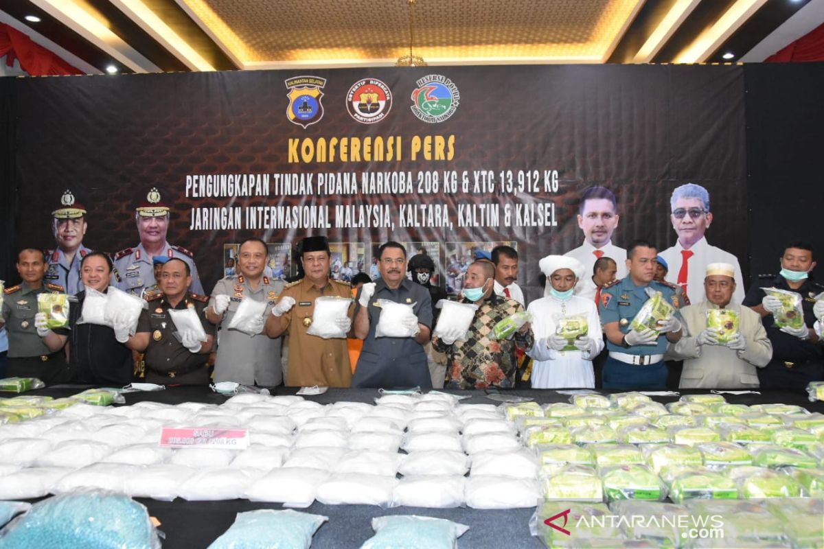 South Kalimantan police praised for busting drug ring