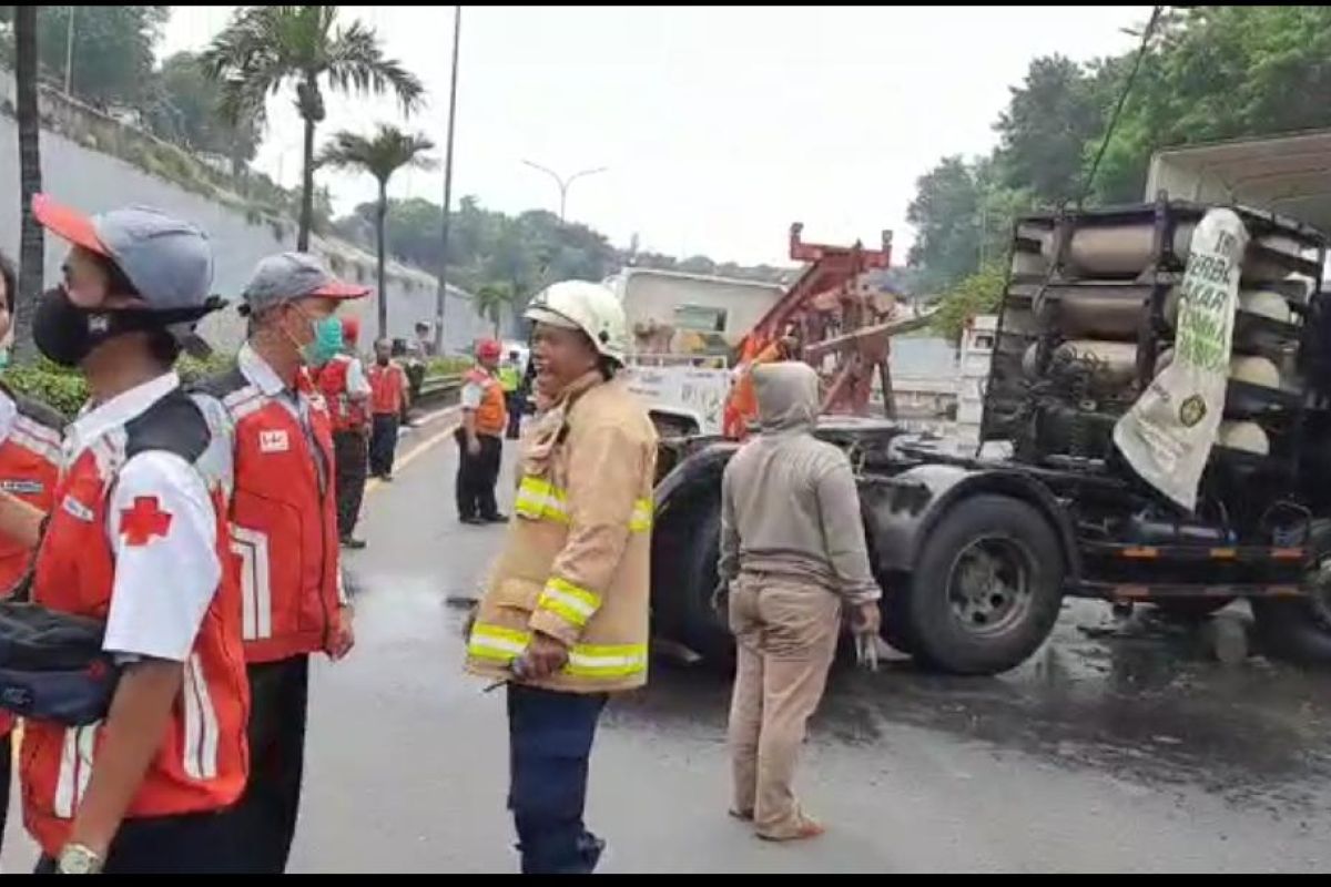 Seorang kondektur tewas dalam kecelakaan trailer angkut gas