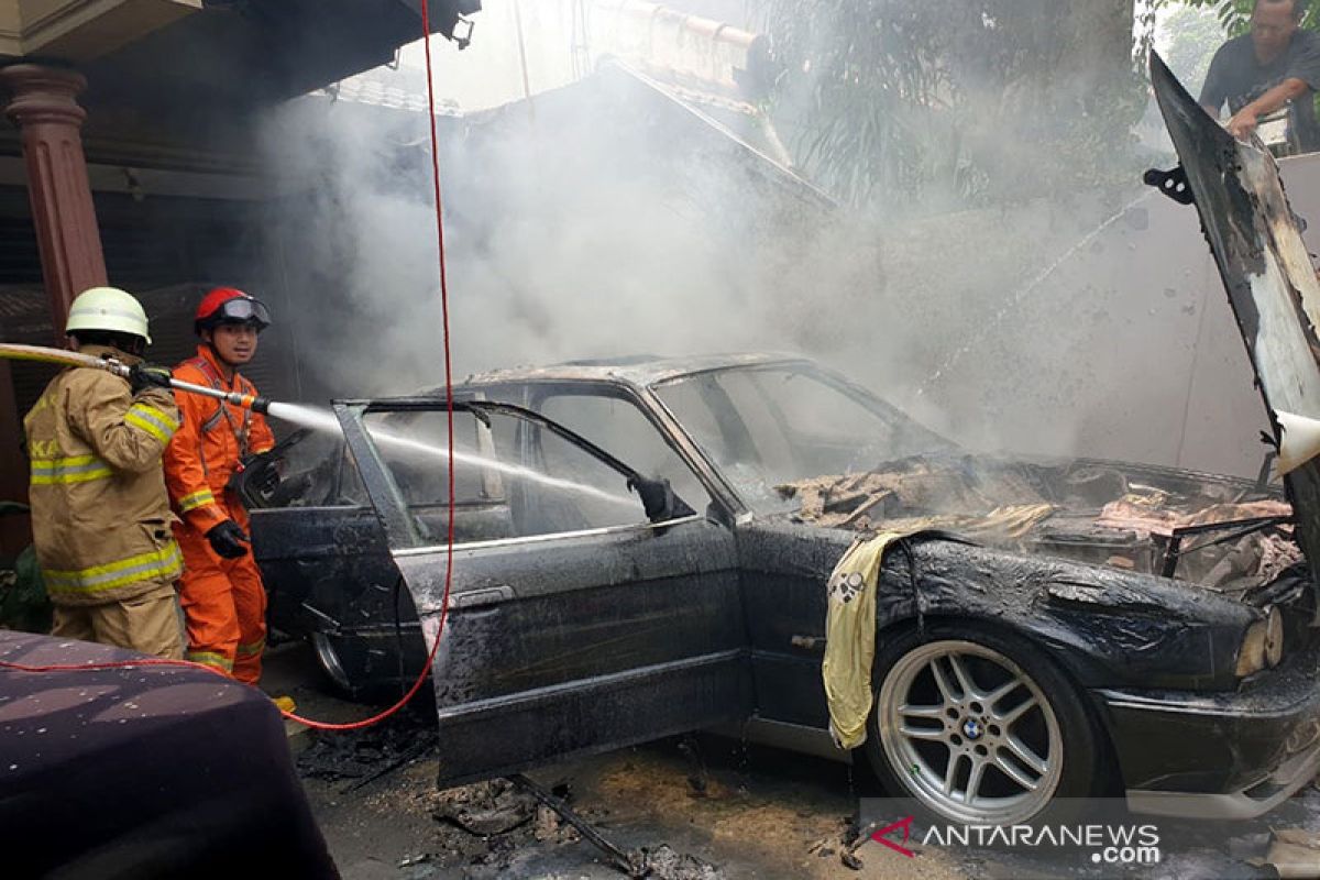 Mobil sedan terbakar di Balekembang akibat arus pendek