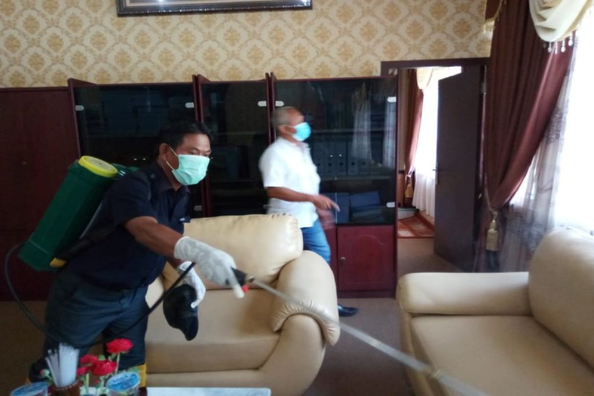 Ruang kerja Sekda Langkat disemprot disinfektan