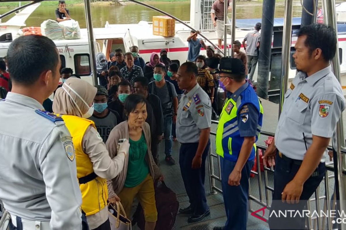 Pelabuhan Sei Duku Pekanbaru perketat pemeriksaan suhu tubuh penumpang cegah COVID-19