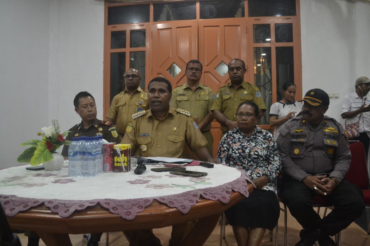 Bupati Herry: Warga Biak diminta tenang sikapi pasien suspect COVID-19