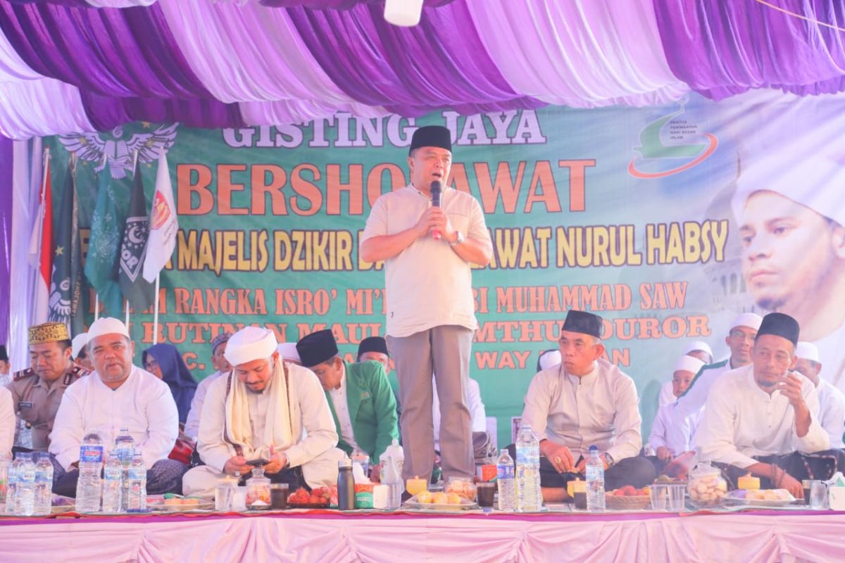 Wabup Waykanan hadiri pengajian dan sholat