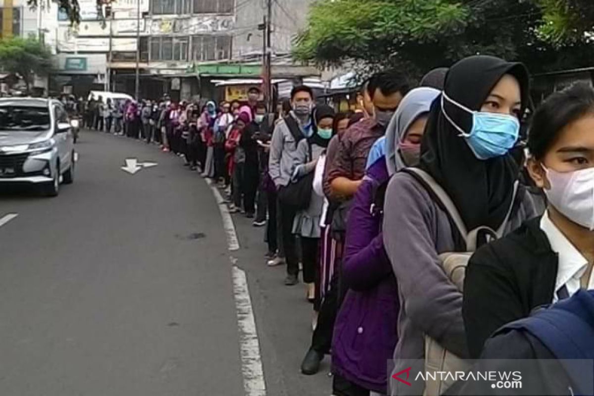 Warga kritik pembatasan penumpang Trans Jakarta