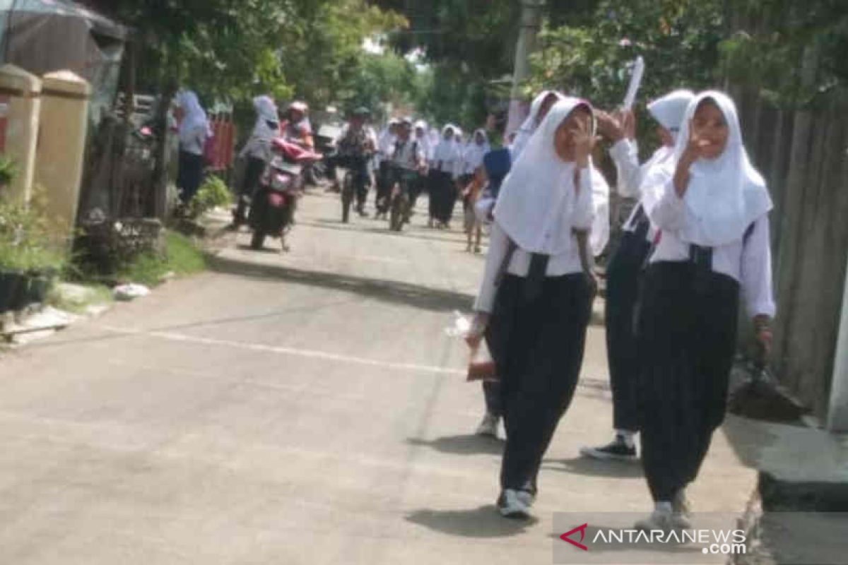 Pelajar di Indramayu mulai belajar lewat daring