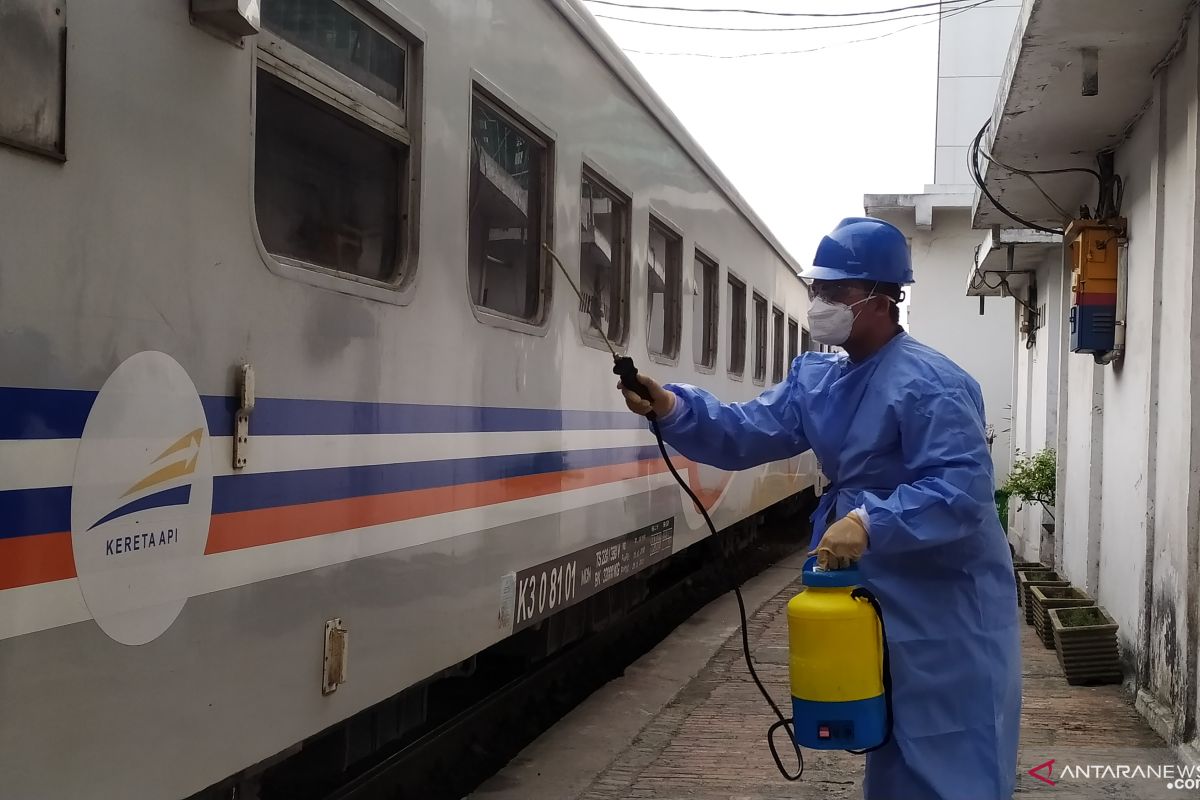 Antisipasi COVID-19, Stasiun Kereta Api Medan disemprot disinfektan