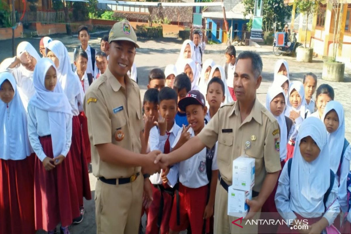 Tetap masuk sekolah, siswa SD lereng Merapi dapatkan sosialisasi COVID-19
