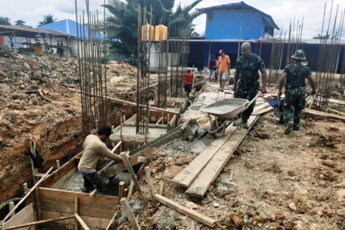 TNI bantu pengecoran tiang Masjid Darul Hidayah di Boven Digoel