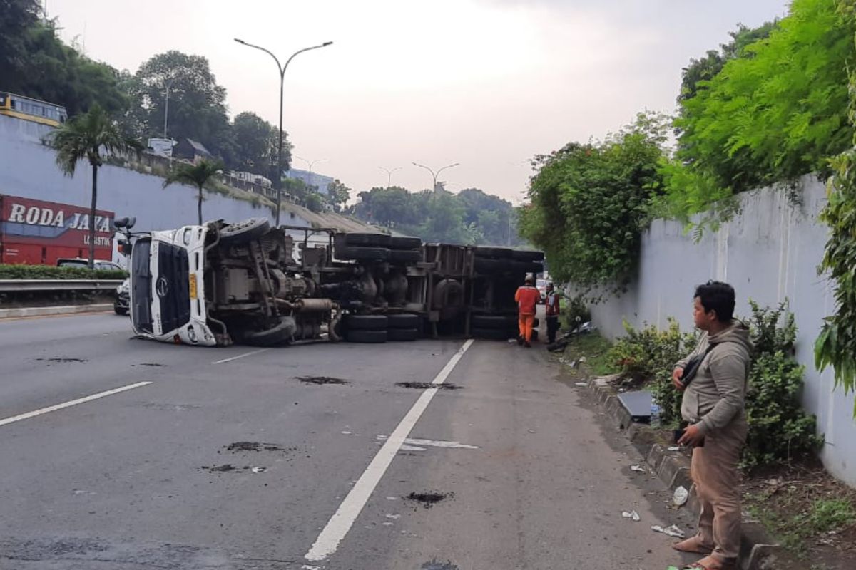 Kontainer angkut gas terguling di Tol TB Simatupang