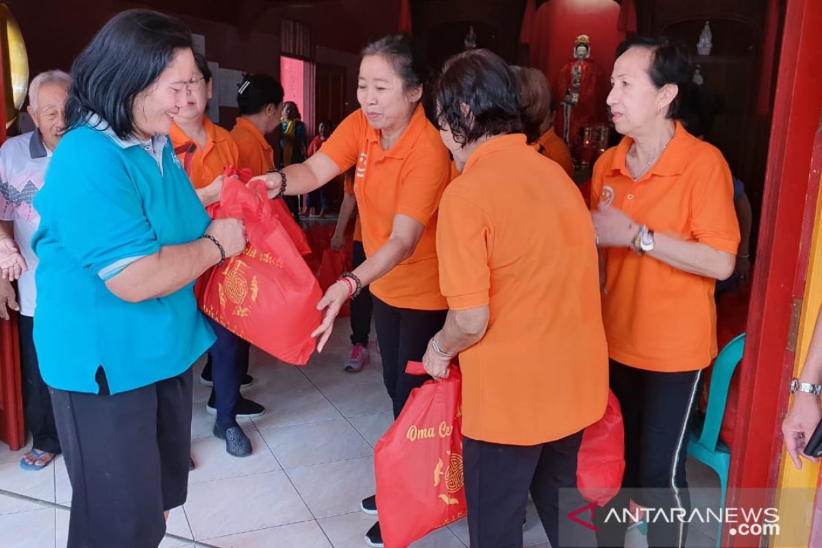 Oma-oma Ceria di Bogor lakukan bakti sosial rayakan hari kelahiran Dewi Kwan Im