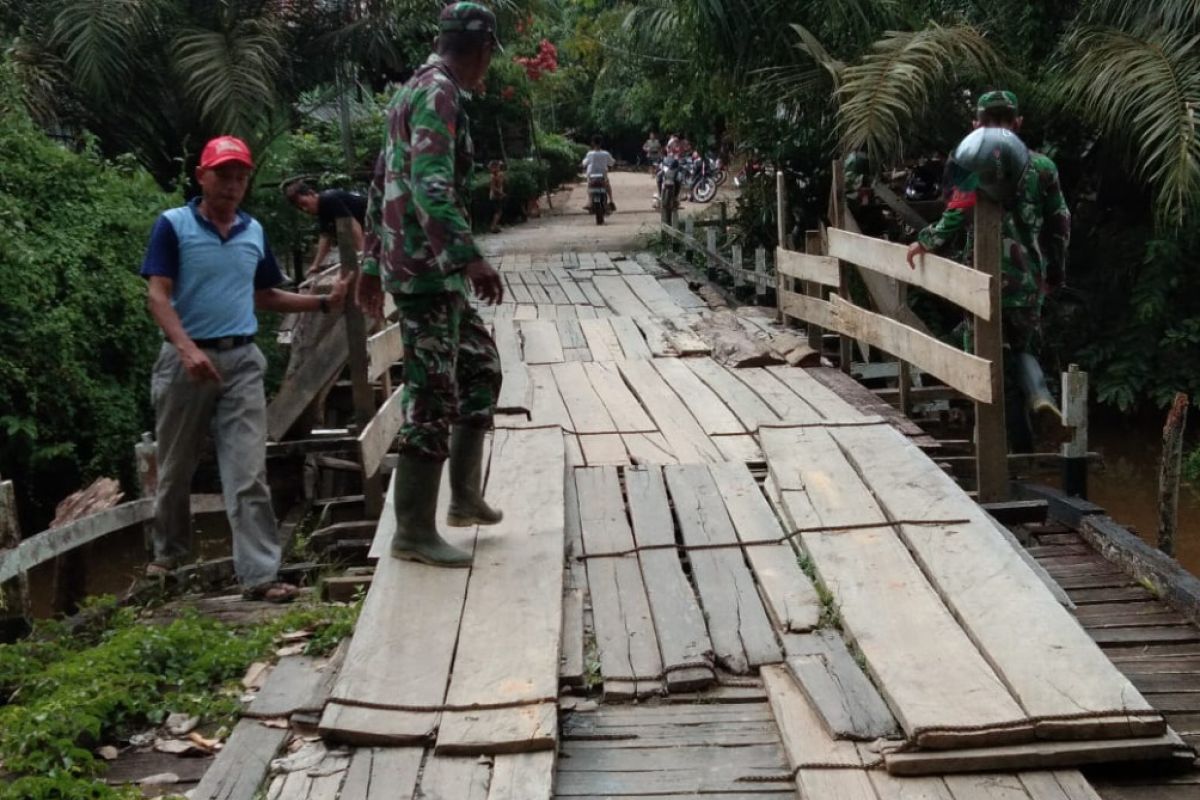 Rangkaian TMMD Kodim 1204 Sanggau bongkar jembatan penghubung