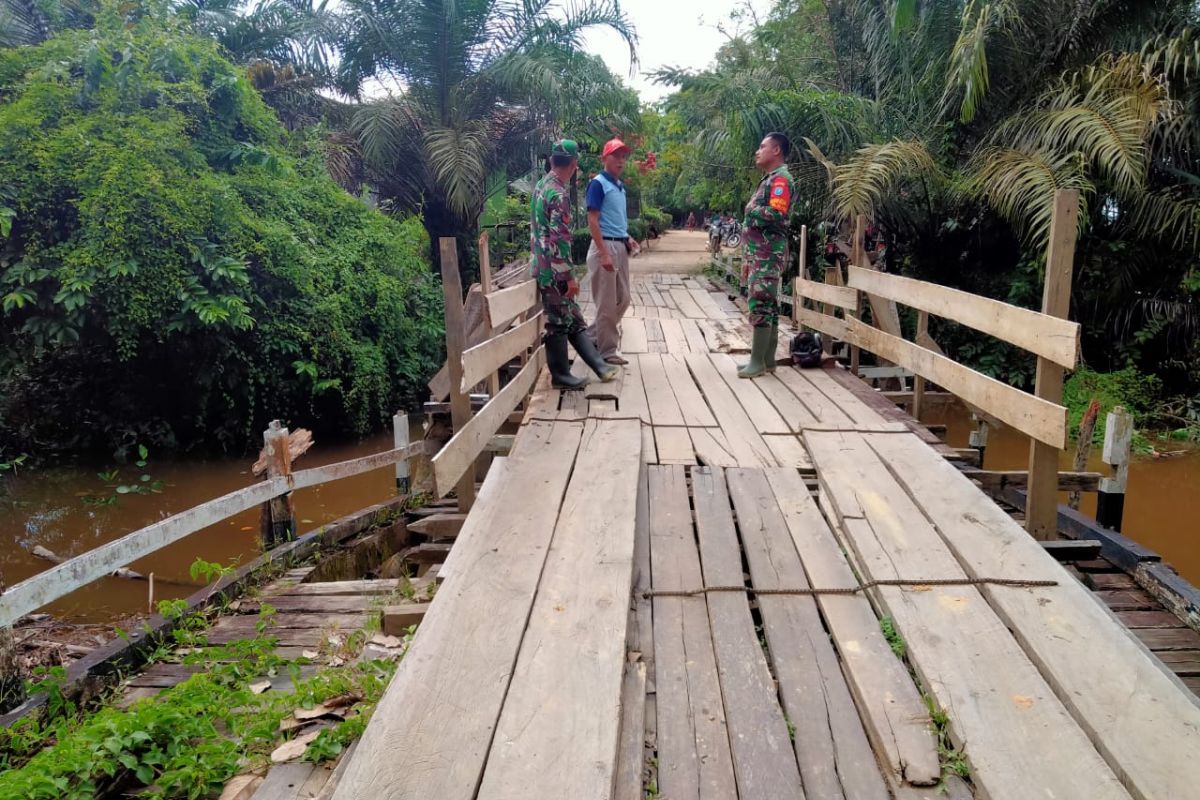 TMMD perbaiki jembatan akses utama warga Sungai Batu