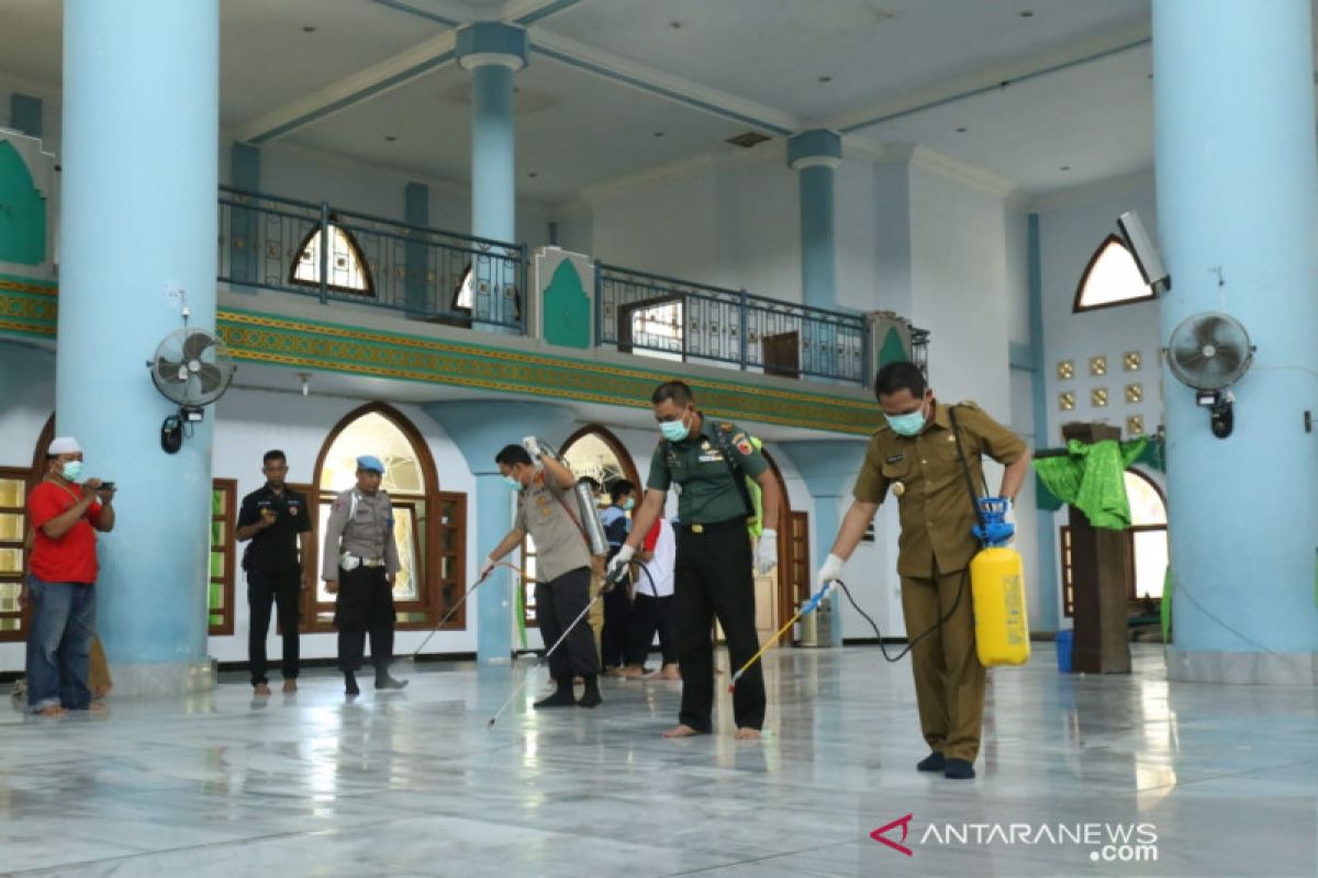 Bupati Lumajang instruksikan semprot tempat ibadah dengan disinfektan