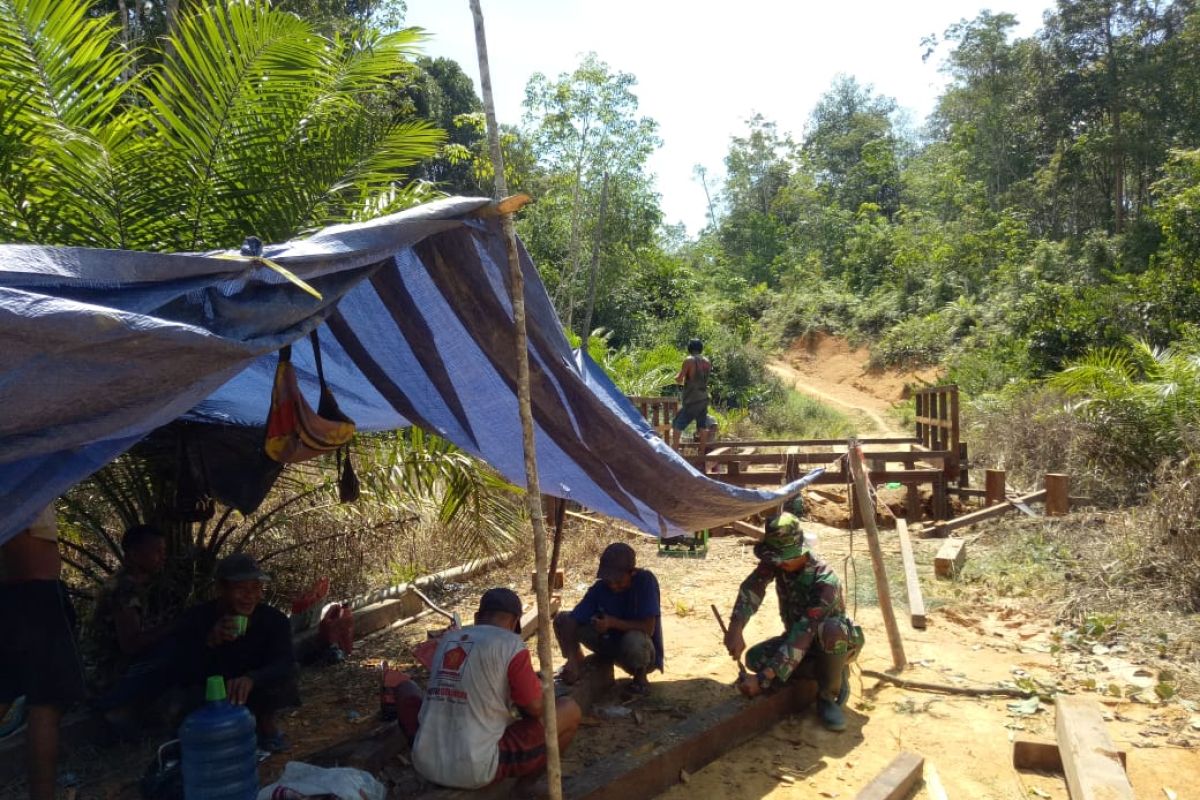 Panas terik tak surutkan semangat gotong royong warga dan prajurit TMMD