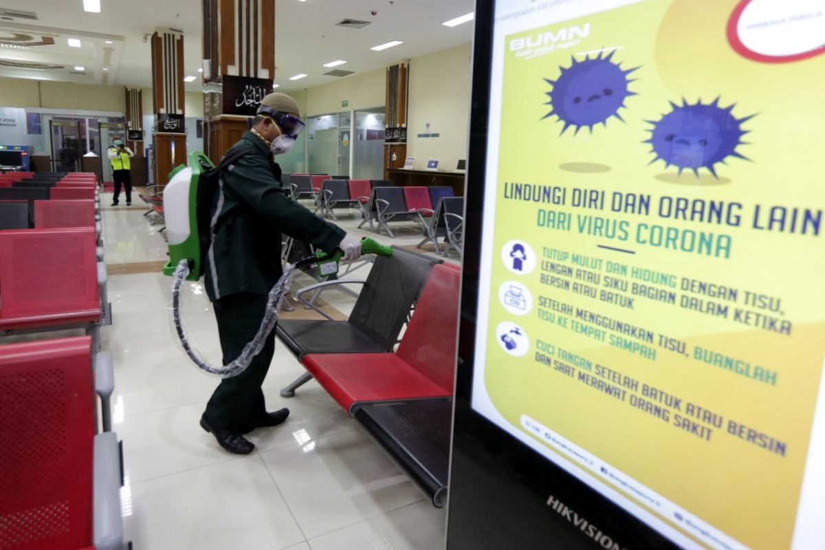 Bandara SIM Aceh disemprot disinfektan cegah virus corona