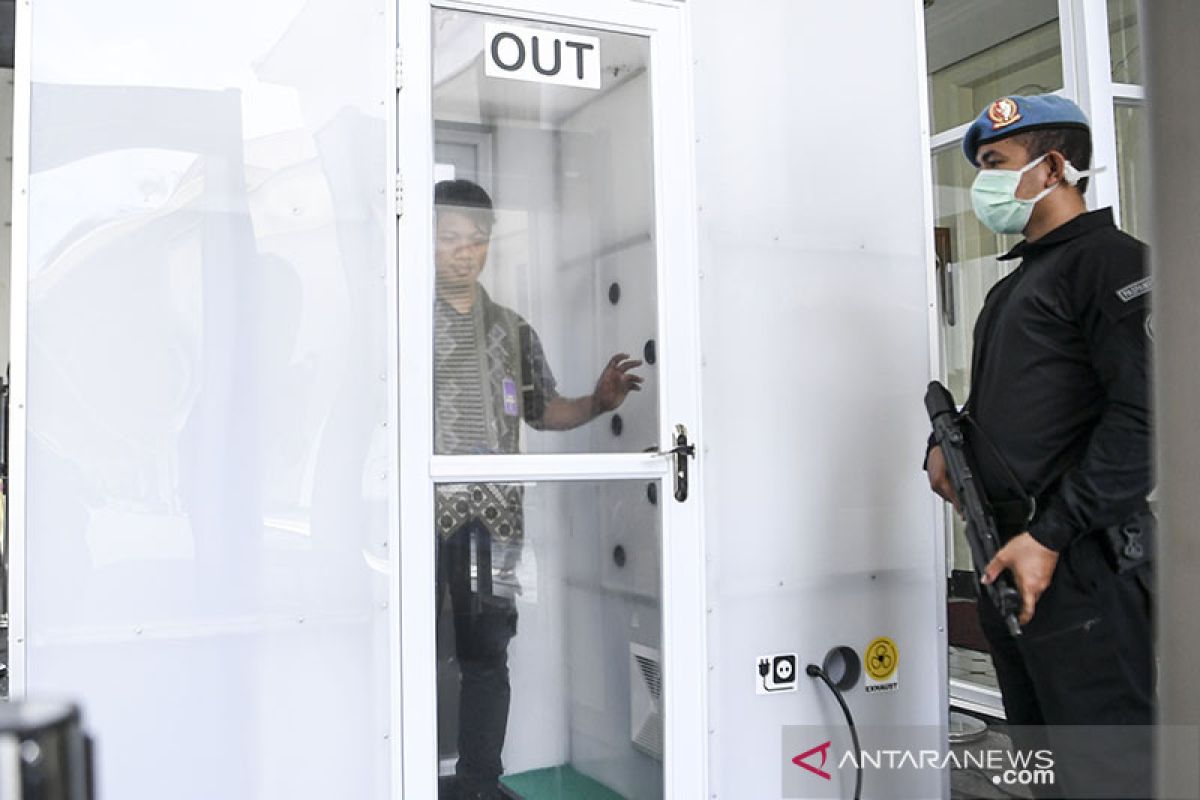 Ruang disinfeksi disiapkan di pintu masuk Istana