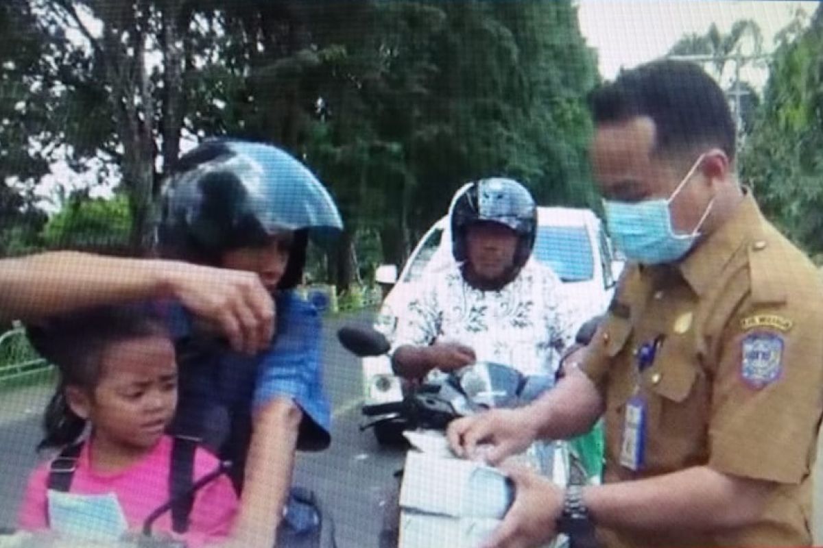 Pemkab Merangin bagikan masker kepada pengguna jalan