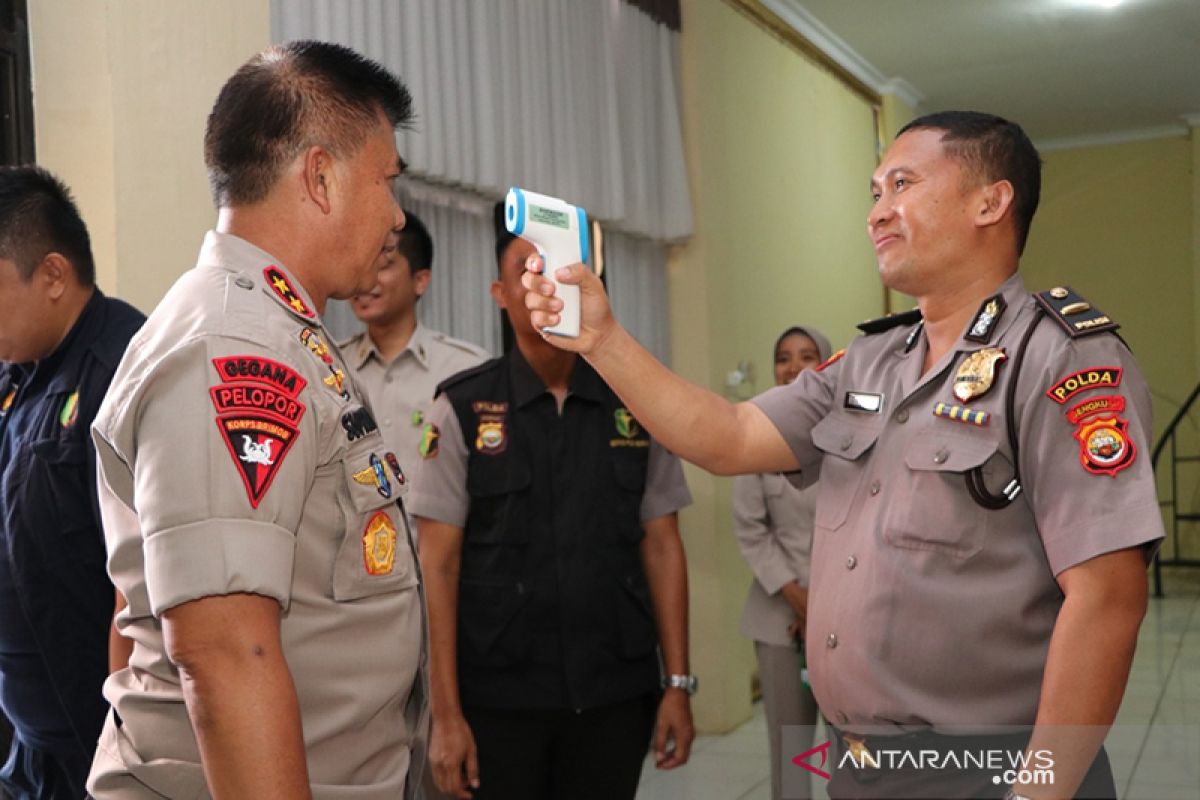 Deteksi corona, anggota Polda Bengkulu cek suhu tubuh