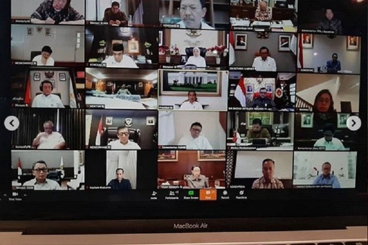 Cegah COVID-19, Kabinet Indonesia Maju rapat lewat video conference