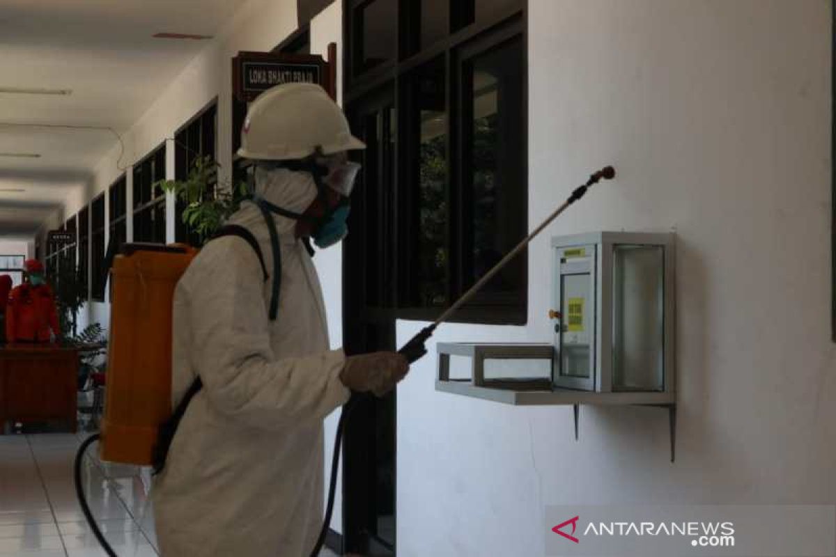 Sejumlah kantor pelayanan publik di Temanggung disemprot disinfektan