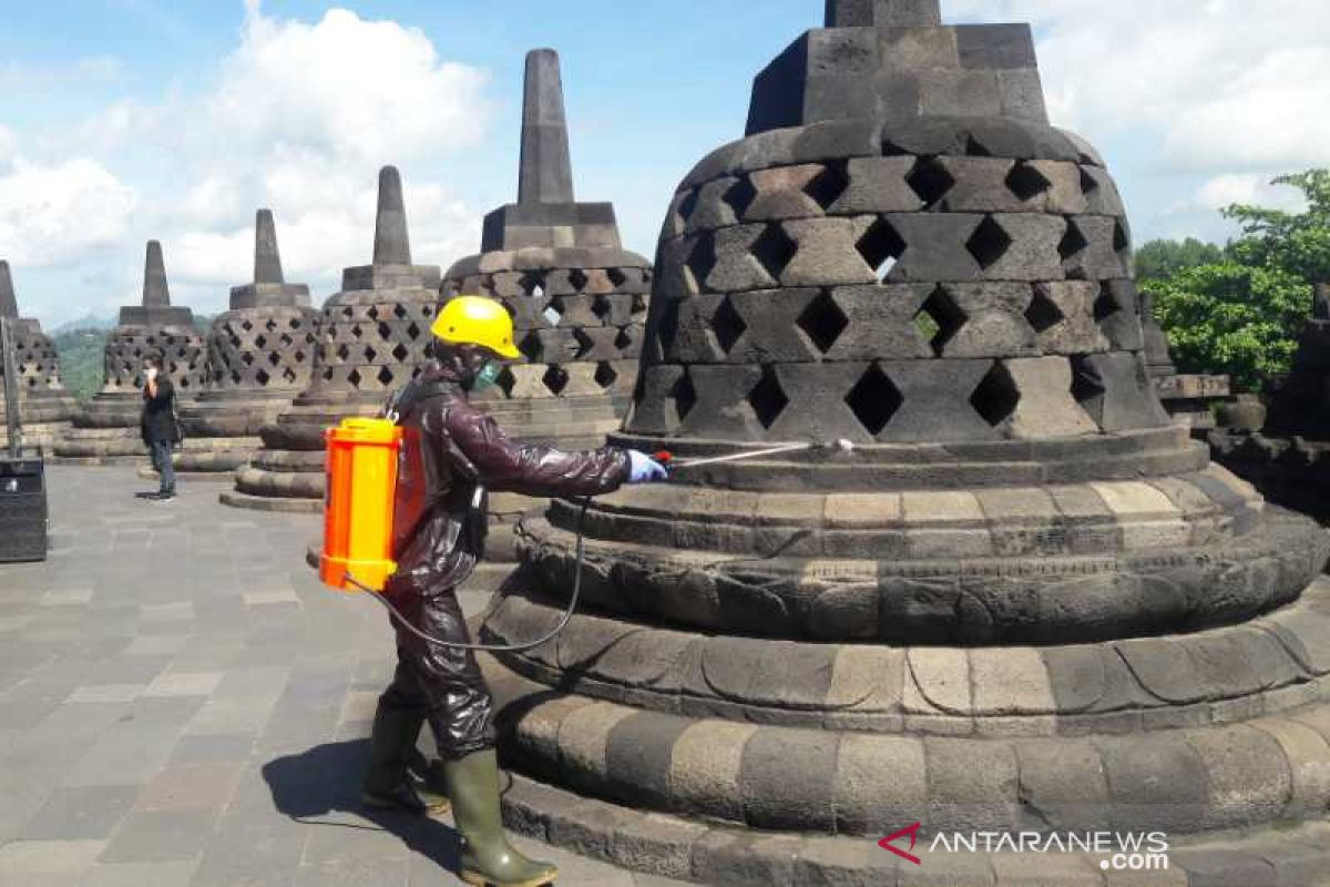 Candi Borobudur disemprot disinfektan cegah penyebaran COVID-19