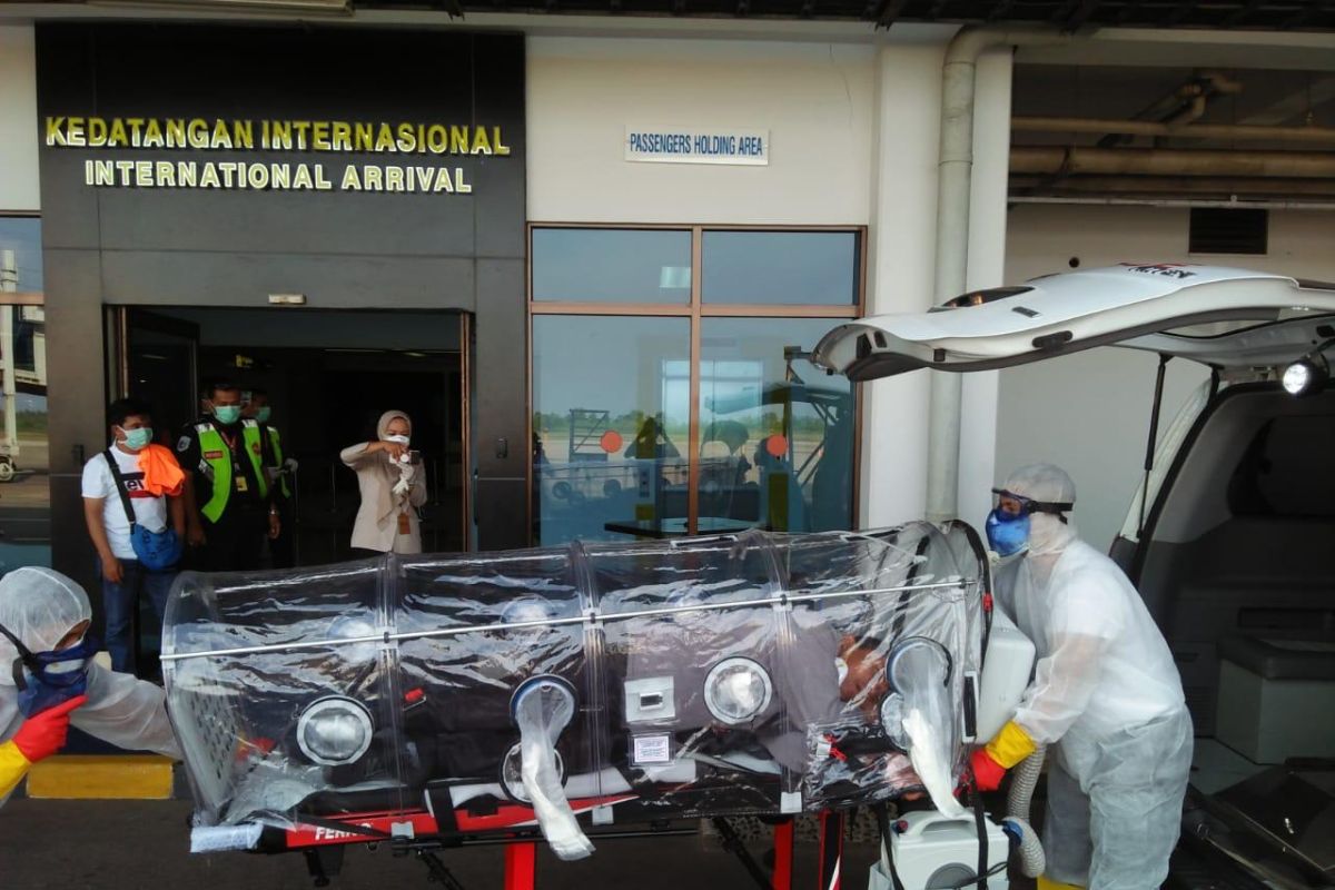 Seorang penumpang pesawat asal Malaysia dengan gejala corona dilarikan ke RSUP M Djamil (Video)