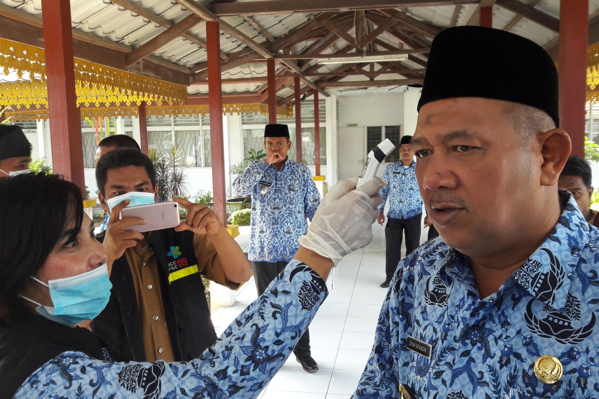 Wakil Bupati Langkat Syah Afandin periksa suhu tubuh sebelum ikuti rakorpem berkaitan Covid-19