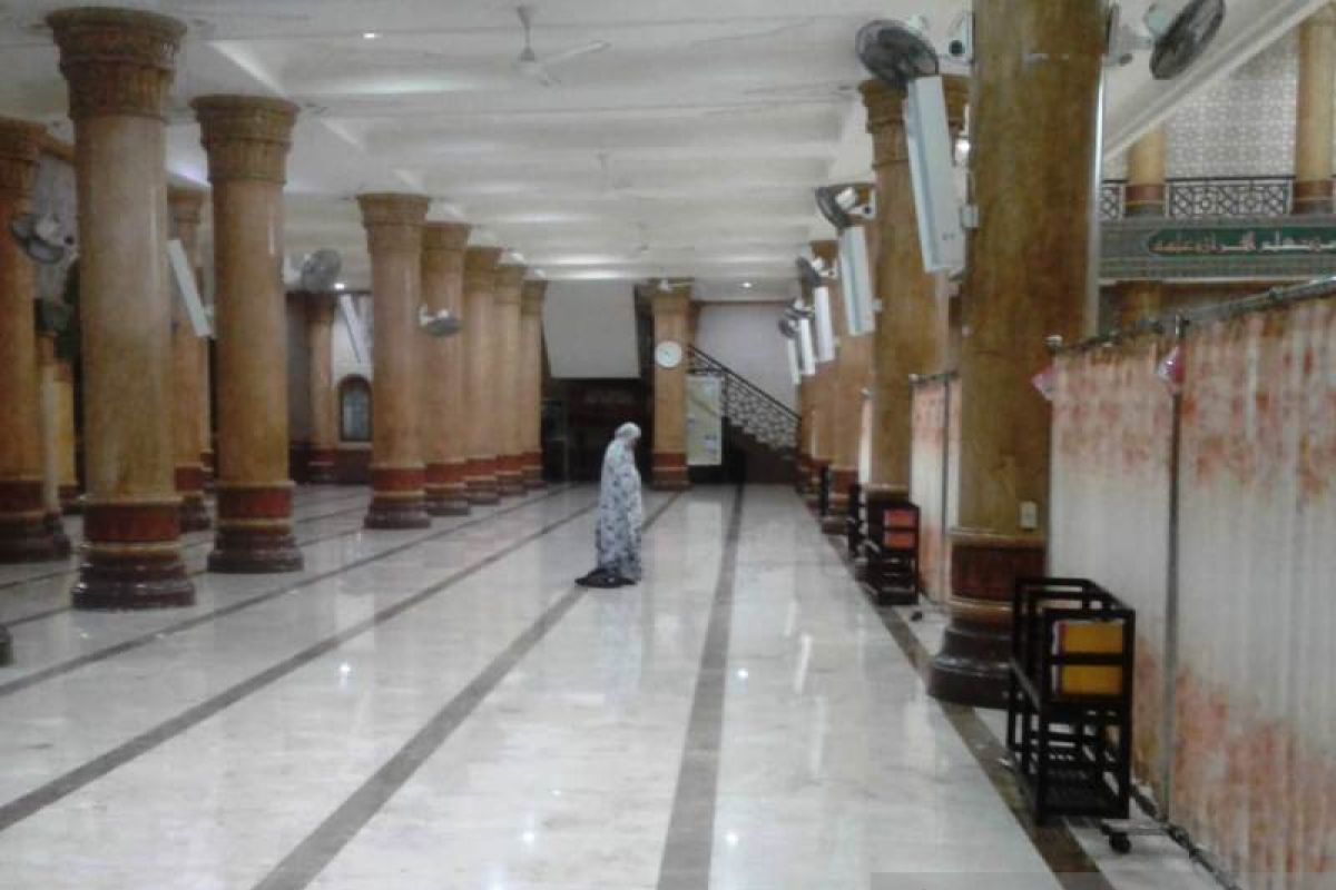 Pengurus Masjid Agung Meulaboh Aceh gulung semua karpet sajadah untuk mencegah corona