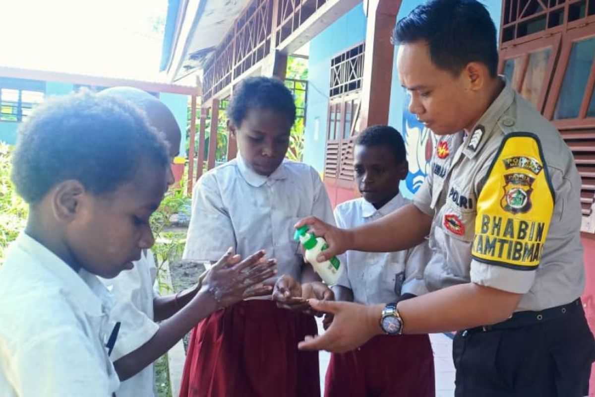 Bhabinkamtibmas Rawa Biru ajar pelajar cuci tangan cegah corona