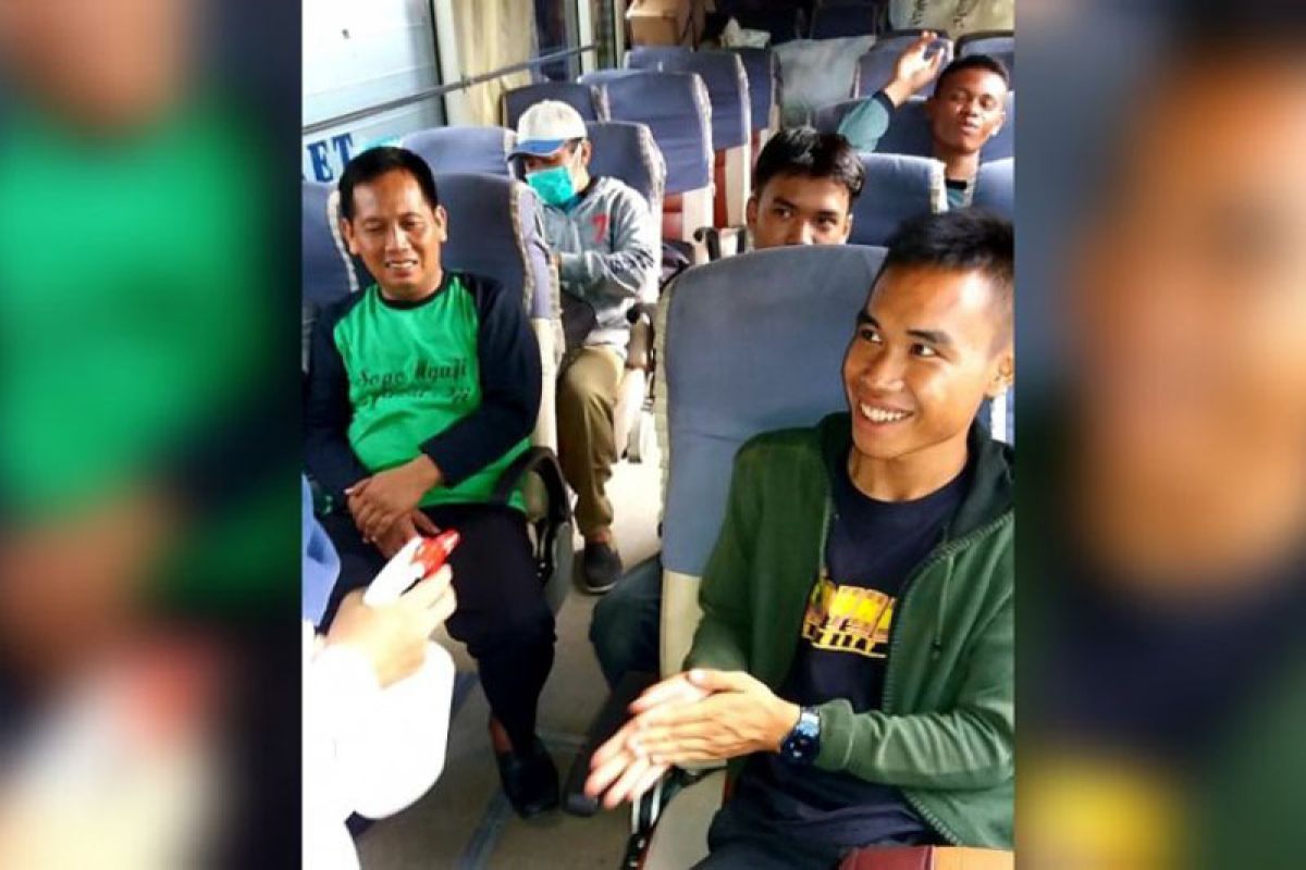 Damri Palangka Raya berikan 'hand sanitizer' kepada penumpang bus