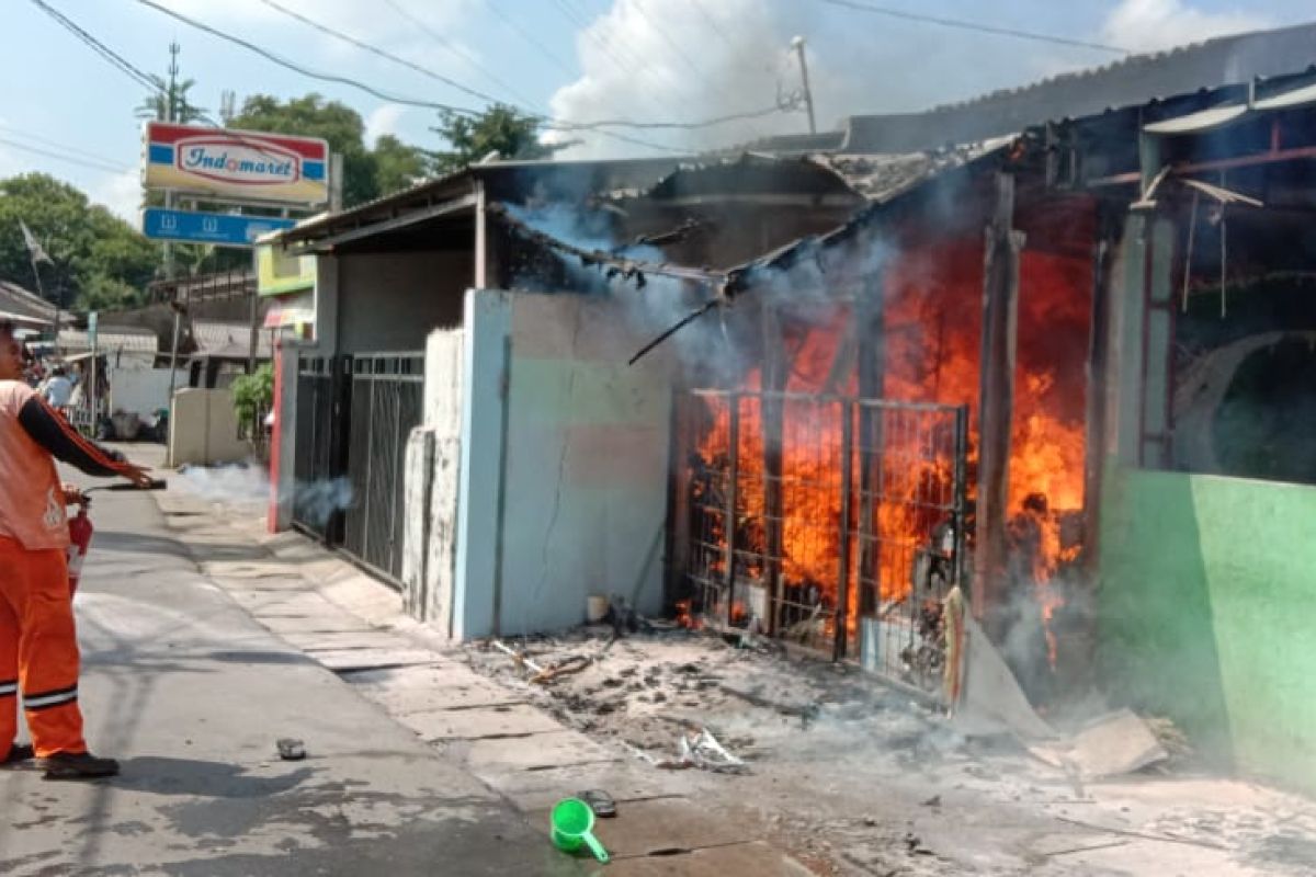 Tempat usaha laundry dan warung makan ludes terbakar