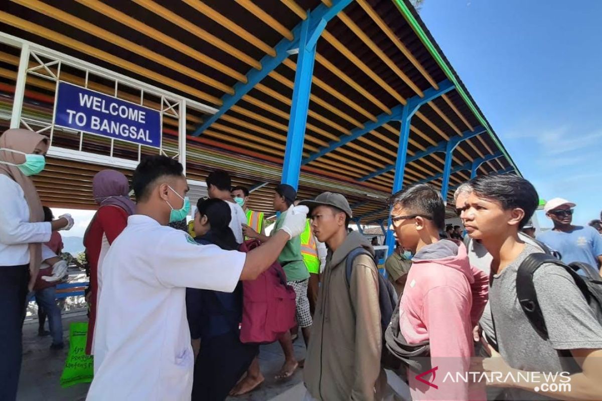 Wisatawan menuju tiga gili Lombok menjalani pemeriksaan kesehatan