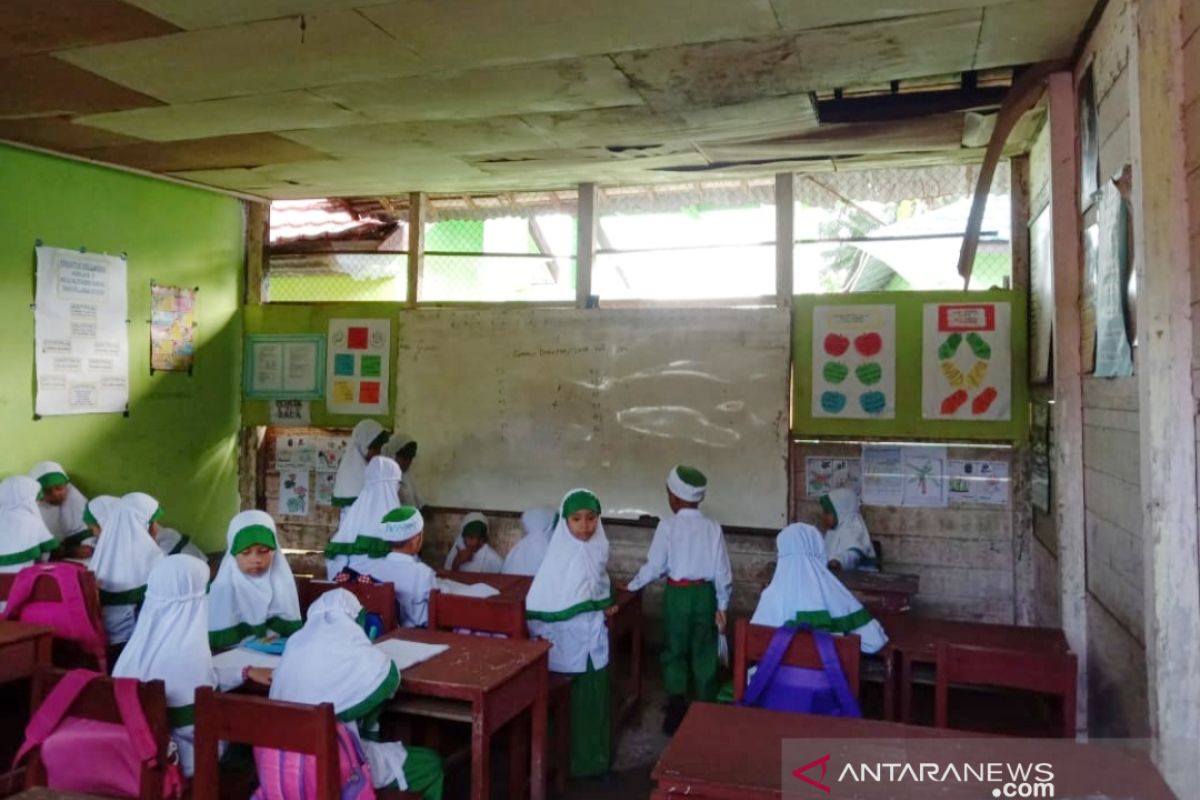 Ruang kelas sekolah swasta di HST  lapuk dan membahayakan siswa