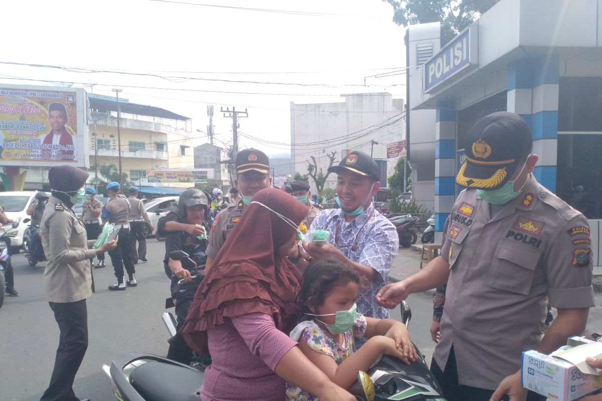 KPUD Labuhanbatu bagikan 1.500 masker antisipasi virus corona