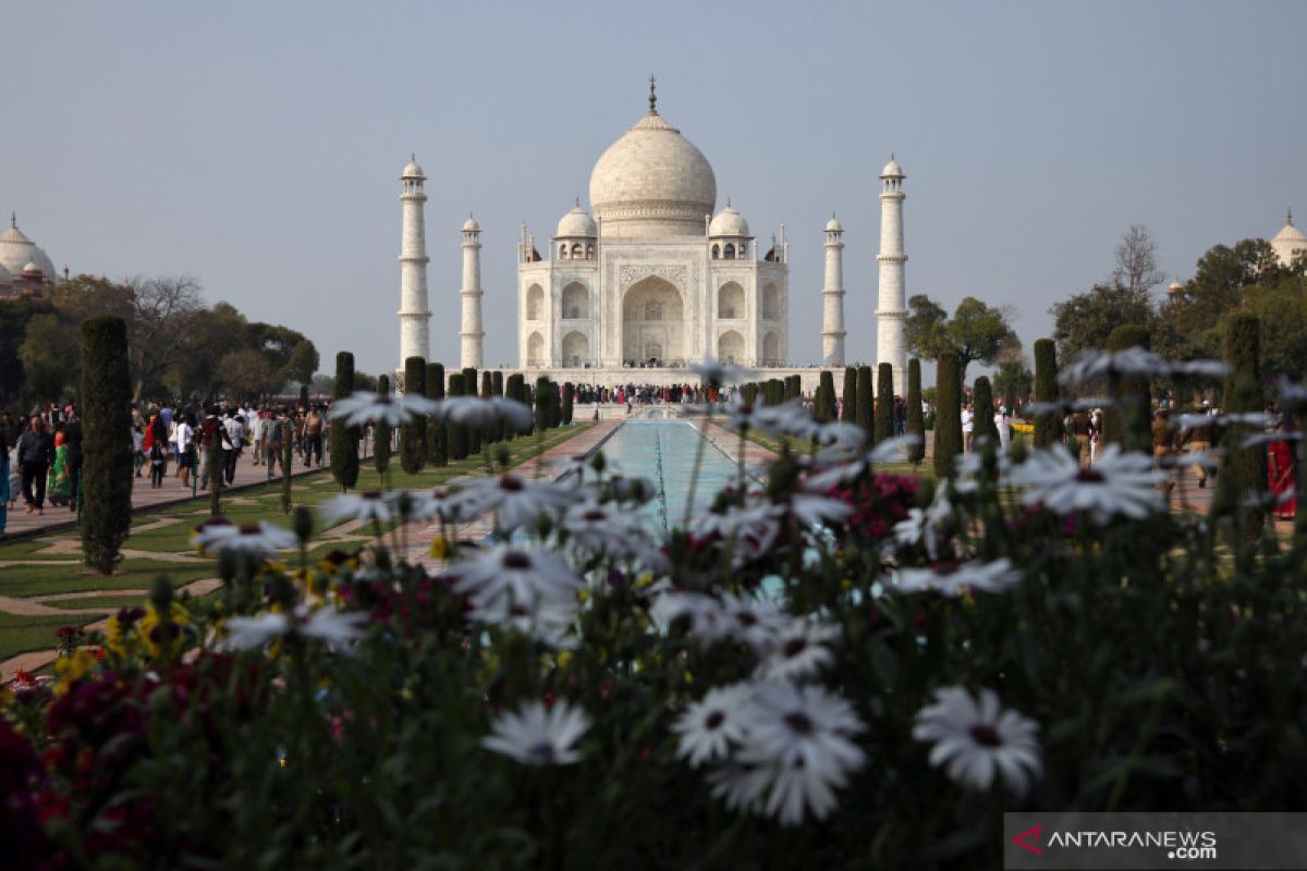 Taj Mahal kembali dibuka, pengunjung pun diwajibkan pakai masker