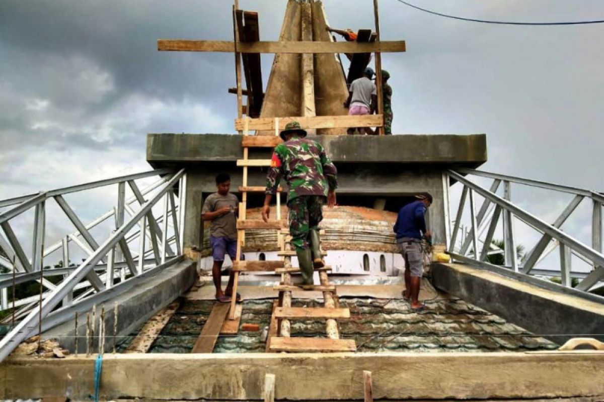 TNI bantu warga perbaiki kubah masjid di Asiki