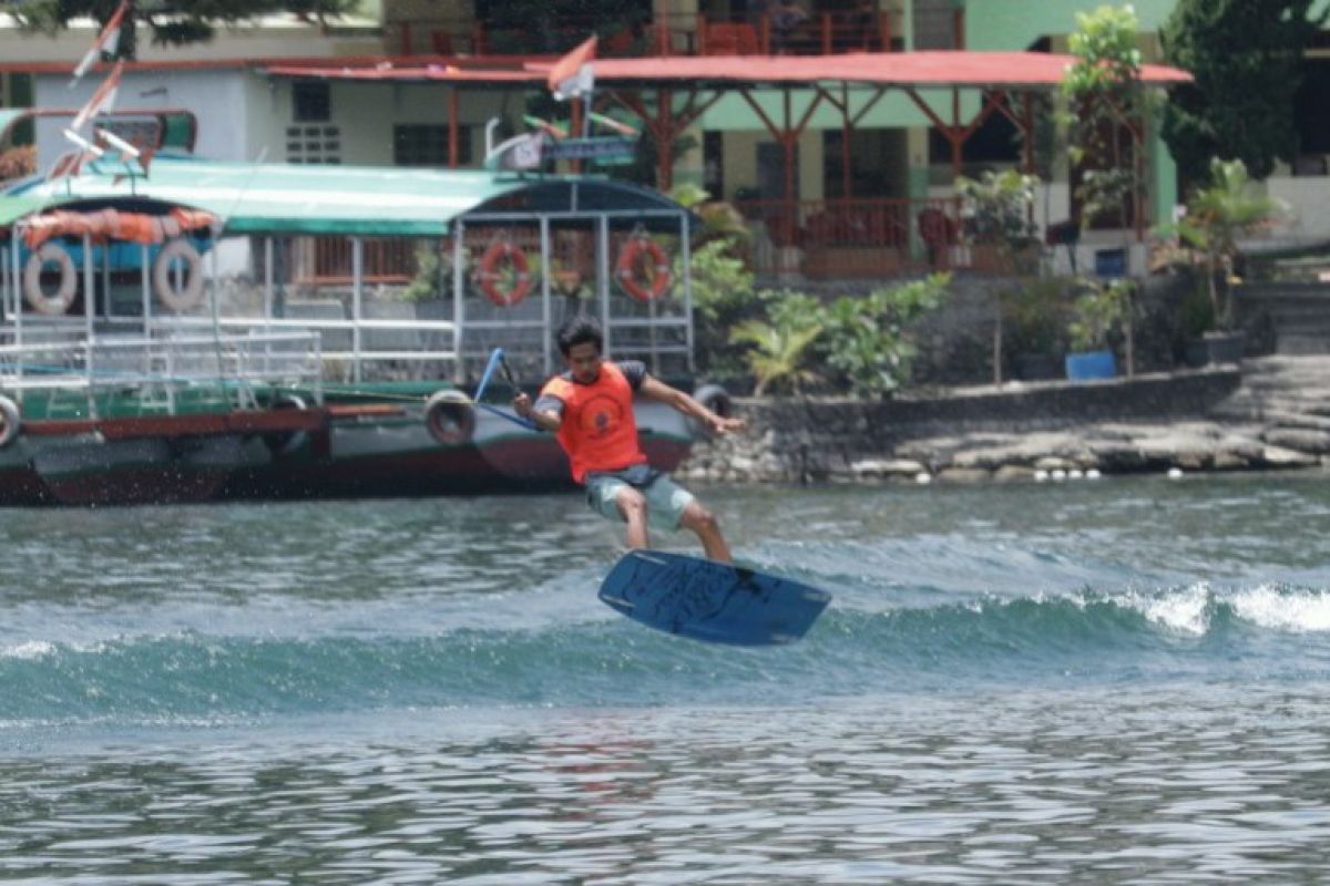 75 peserta beraksi di Kejurnas Poldasu Water Ski di Parapat