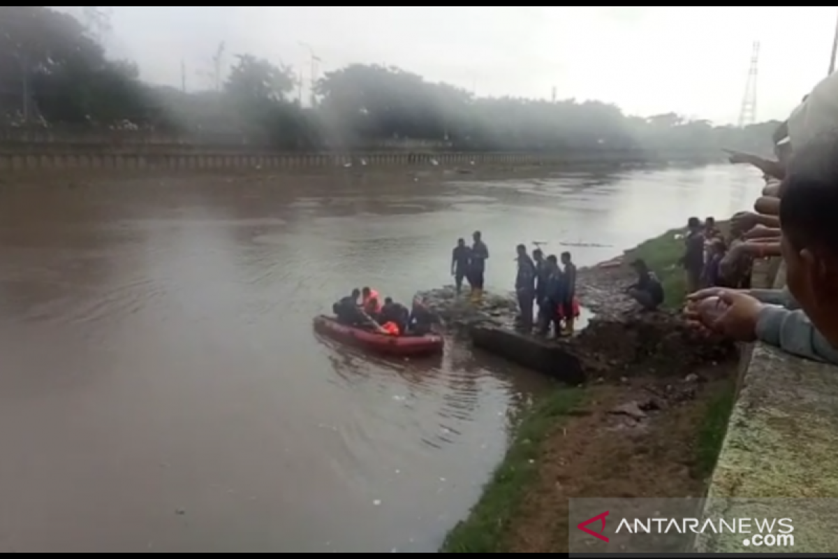 Damkar Jakbar cari remaja tenggelam di Kali Banjir Kanal Barat