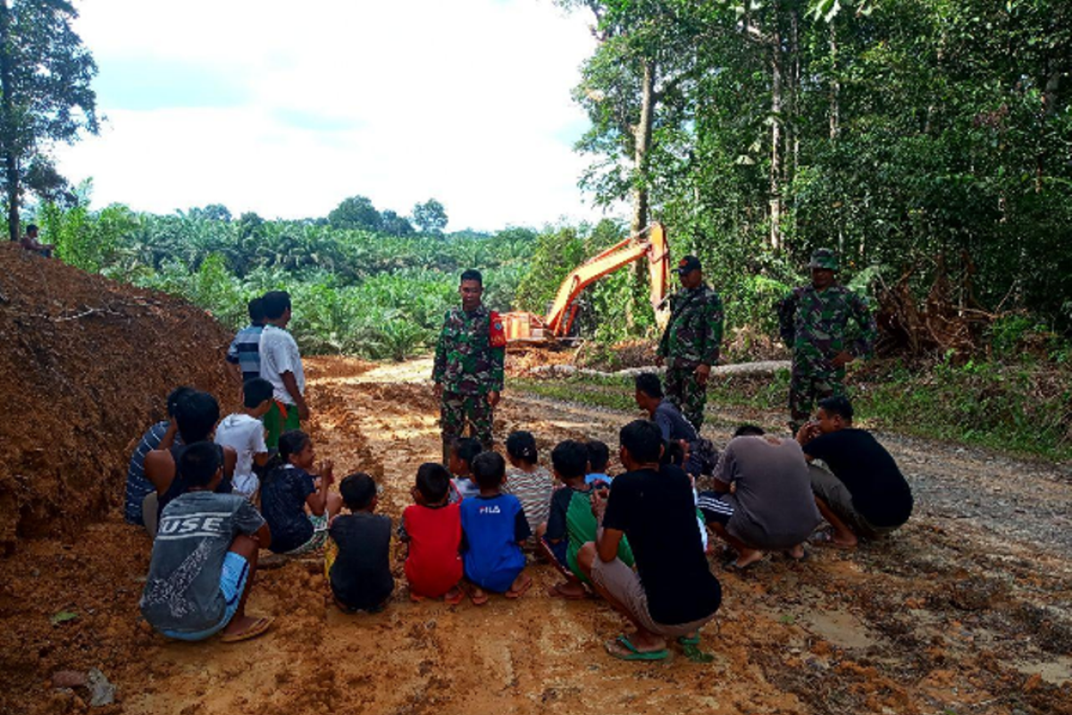 Prajurit dan warga bergotong-royong, wahana pupuk semangat kebersamaan