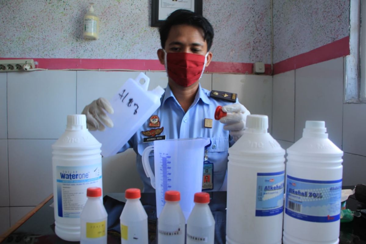 Cegah COVID-19, rutan di Makassar racik hand sanitizer